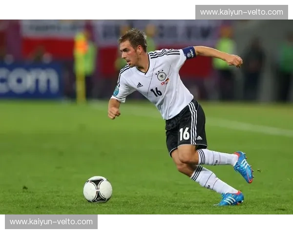 红色风暴撞击德意志战车:萨尔茨堡vs拜仁,一场关于野心与底蕴的巅峰对话 红色风暴撞击德意志战车:萨尔茨堡vs拜仁,一场关于野心与底蕴的巅峰对话